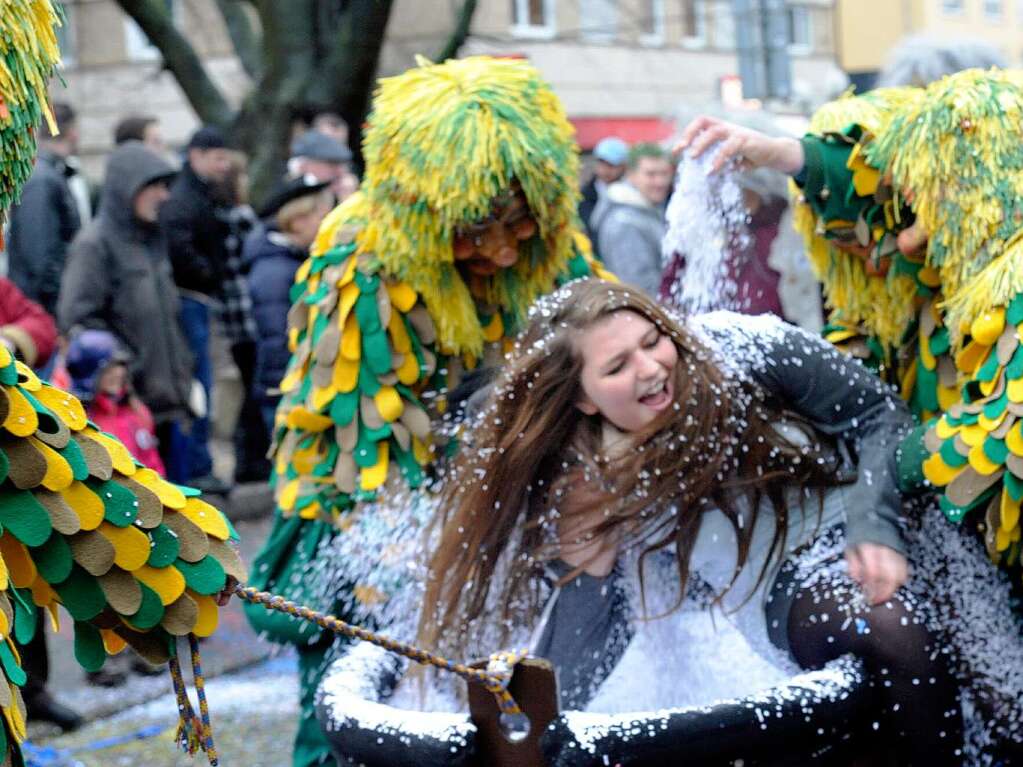 Masken und bunte Hs bestimmten am Sonntag den Narrenumzug in Mllheim mit ber 2500 Teilnehmern.