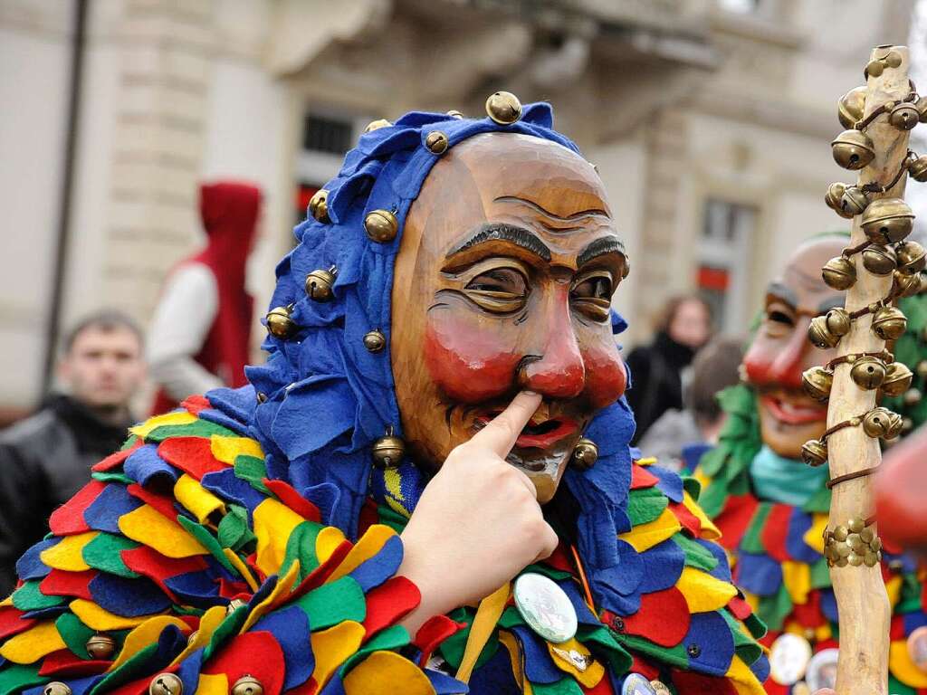 Masken und bunte Hs bestimmten am Sonntag den Narrenumzug in Mllheim mit ber 2500 Teilnehmern.