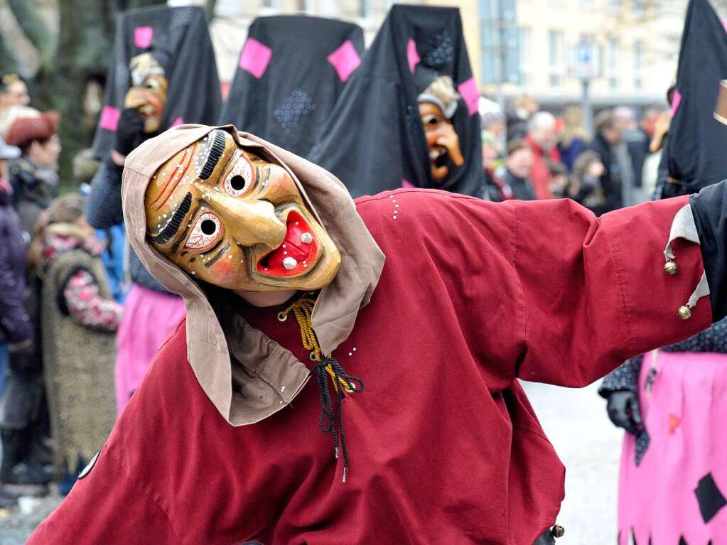 Masken und bunte Hs bestimmten am Sonntag den Narrenumzug in Mllheim mit ber 2500 Teilnehmern.