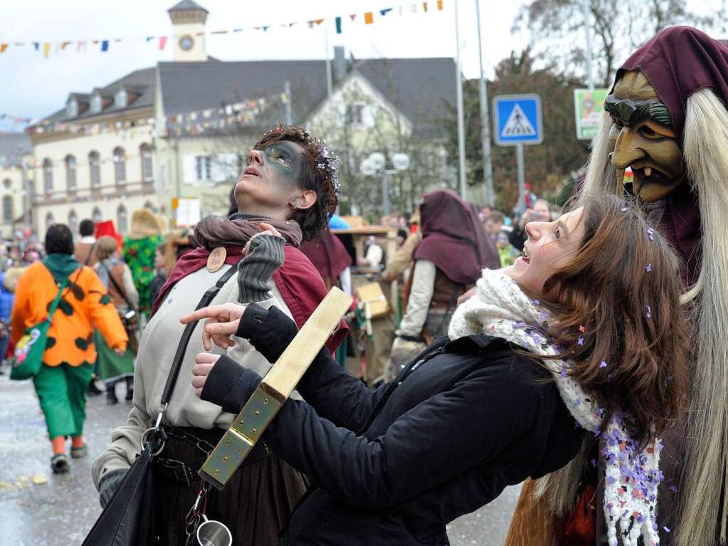 Masken und bunte Hs bestimmten am Sonntag den Narrenumzug in Mllheim mit ber 2500 Teilnehmern.