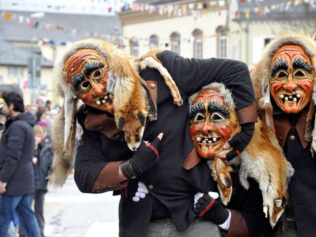 Masken und bunte Hs bestimmten am Sonntag den Narrenumzug in Mllheim mit ber 2500 Teilnehmern.