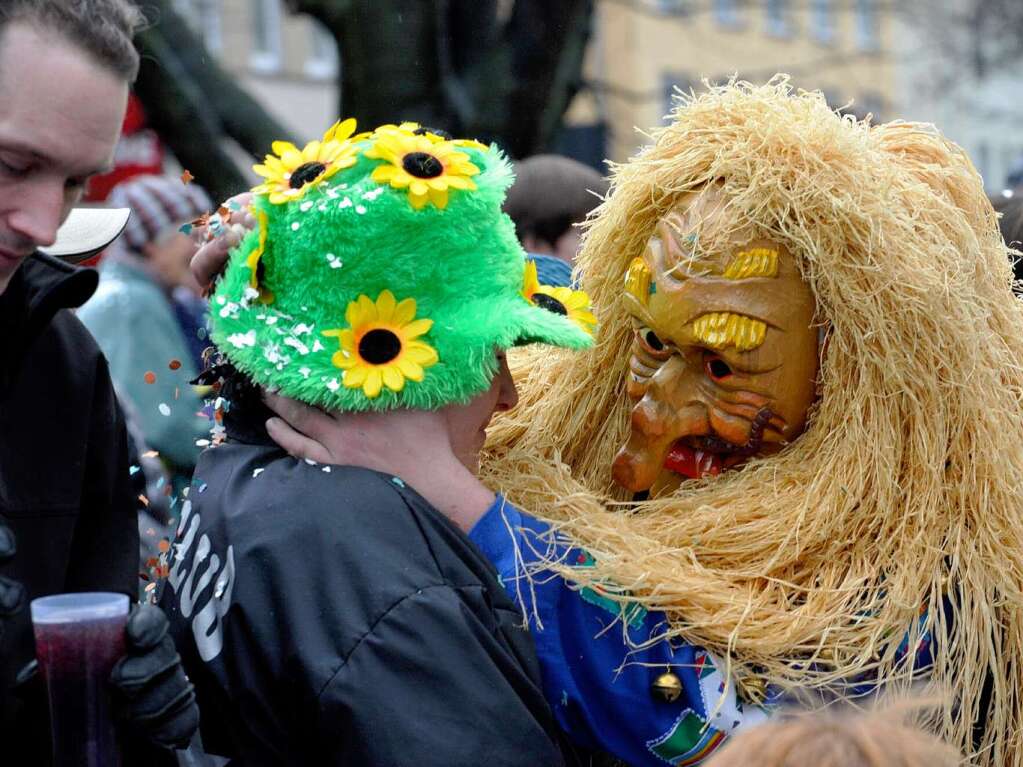 Masken und bunte Hs bestimmten am Sonntag den Narrenumzug in Mllheim mit ber 2500 Teilnehmern.