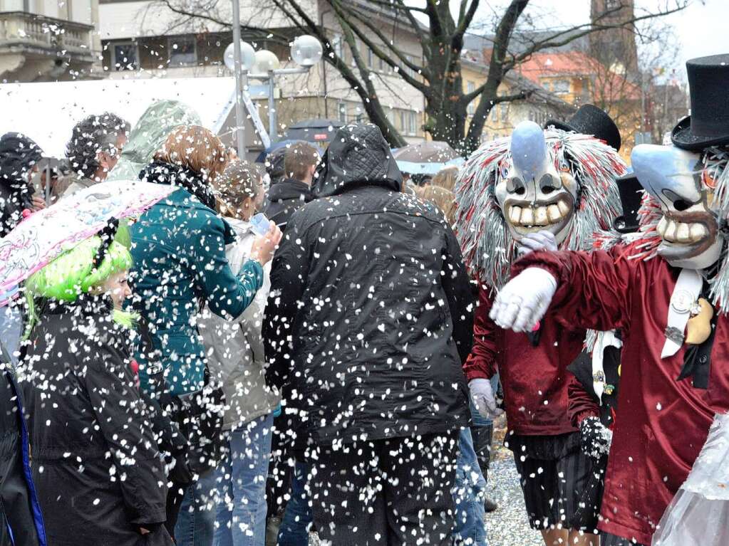 Masken und bunte Hs bestimmten am Sonntag den Narrenumzug in Mllheim mit ber 2500 Teilnehmern.