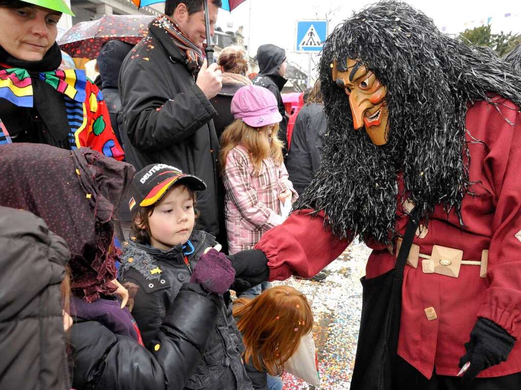 Masken und bunte Hs bestimmten am Sonntag den Narrenumzug in Mllheim mit ber 2500 Teilnehmern.