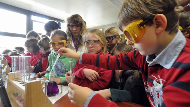 Warum verfrben sich Flssigkeiten? Mi...glsernen Schule&#8220; konfrontiert.   | Foto: Barbara Ruda