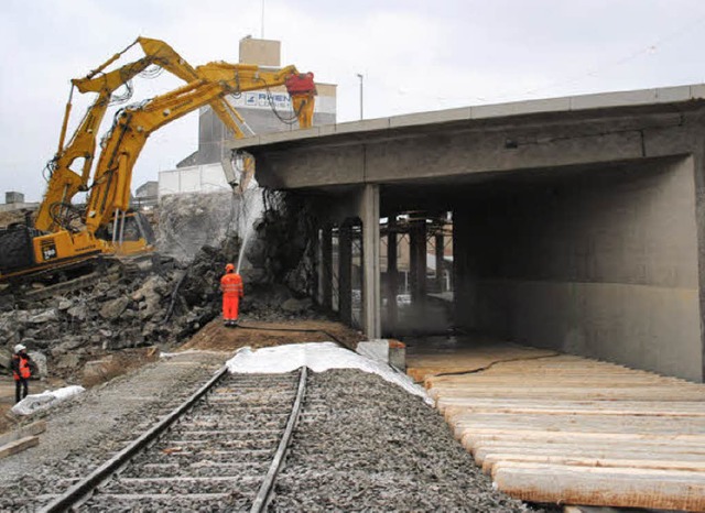 Mit dicken Holzbohlen wurden die Gleise der Hafenbahn angedeckt.  | Foto: Norbert Sedlak