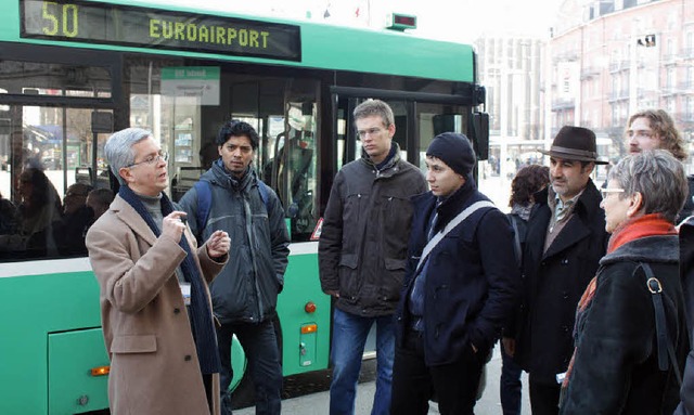Stadtfhrer Georg Lder erklrt den Zu...Vorteile eines Abos fr Tram und Bus.   | Foto: Julia Jacob
