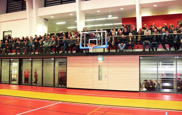 Voll besetzte Zuschauerrnge in der neuen Riedsporthalle am Erffnungstag   | Foto: dieter fink