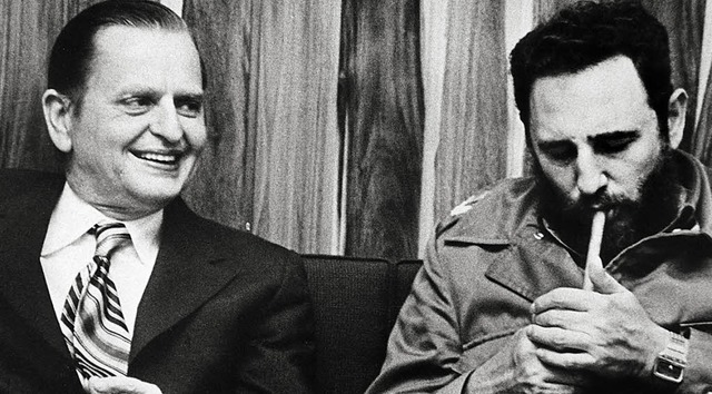 Im Jahr 1975 mit Fidel Castro &#8211; solche Bilder schtzte Palme.  | Foto: afp