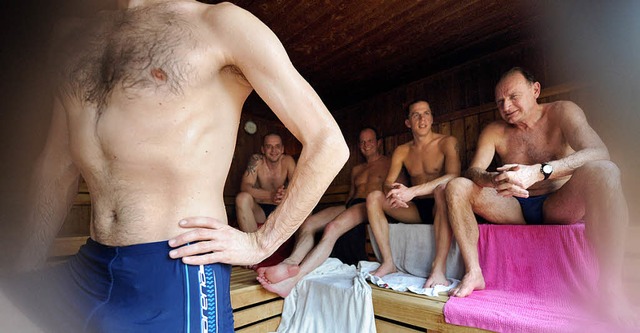 In Badehose testeten diese  Mnner am ...sauna  in Bremens Stadtteil Huchting.   | Foto: dpa