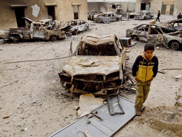 Schlachtfeld: Ein libyscher Junge geht...und Rebellen heftige Kmpfe geliefert.  | Foto: dpa