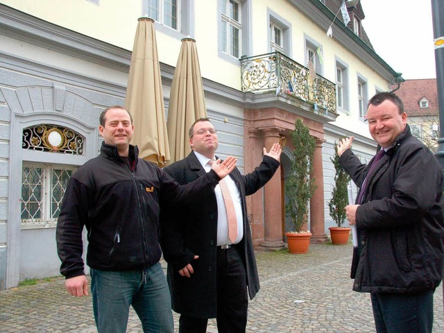 Das Rathaus im Blick haben die Veranstwortlichen der Narrengilde Emmendingen.  | Foto: Walser