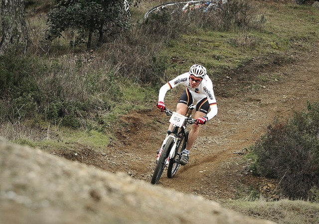 Dynamisch legt sich Felix Euteneuer vo...einen ersten Renneinsatz im Jahr 2011.  | Foto: armin kstenbrck