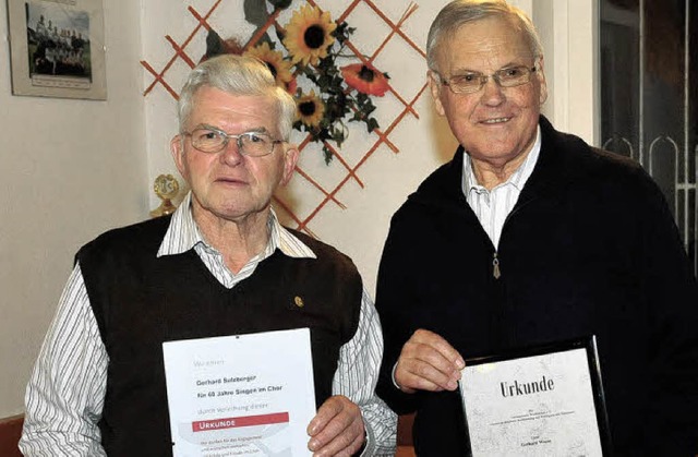 Gerhard Sulzberger(li) geehrt fr 60 J...zum Ehrenmitglied des Vereins ernannt.  | Foto: Hans-E. Meidhof