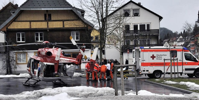 Zwischen den Husern an der Schtzenstrae landete  der Rettungshubschrauber.   | Foto: Stephan Eckmann