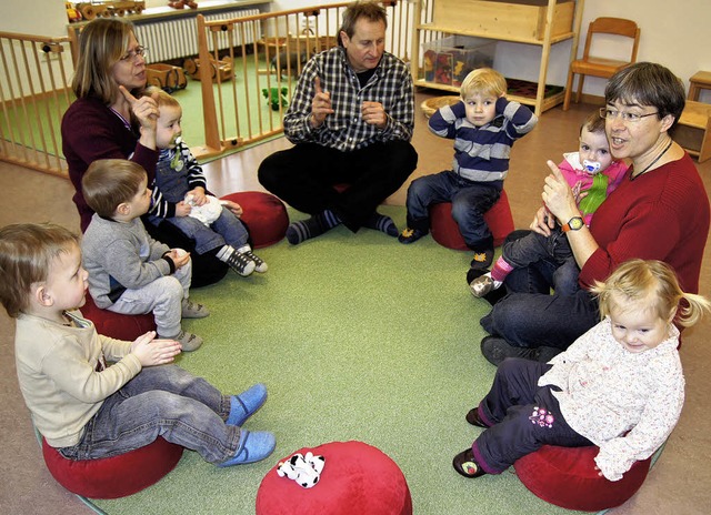 Die Marienkfer und ihre Eltern bten ...n einmal, wie ein Sitzkreis aussieht.   | Foto: Nicole rosenthal