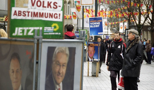 Wohin man schaut sieht man derzeit in der Lrracher Innenstadt Wahlwerbung.  | Foto: Barbara Ruda