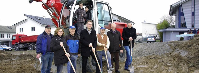 Friedrich Loh (Zweiter von rechts) hie...e Haus im &#8222;Lochacker II&#8220;.   | Foto: Frey