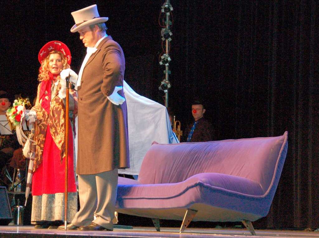 Veef (Martina Benz) und Andres (Marc Gajek) vor Mosers blauem Sofa Veef (Martina Benz) und Andres (Marc Gajek) vor Mosers blauem Sofa