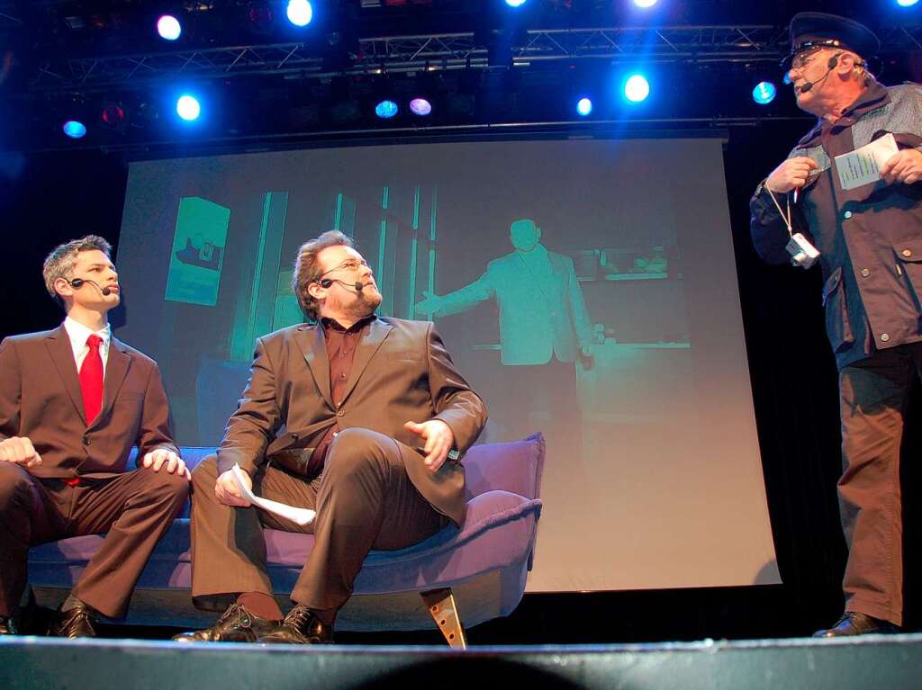 Rüdiger Grube (Daniel Schreiner) und Kulturchef Simon Moser bekommen Besuch vom Ex-OB-Kandidaten Kudlik (Rudi Zipf). Rüdiger Grube (Daniel Schreiner) und Kulturchef Simon Moser bekommen Besuch vom Ex-OB-Kandidaten Kudlik (Rudi Zipf).