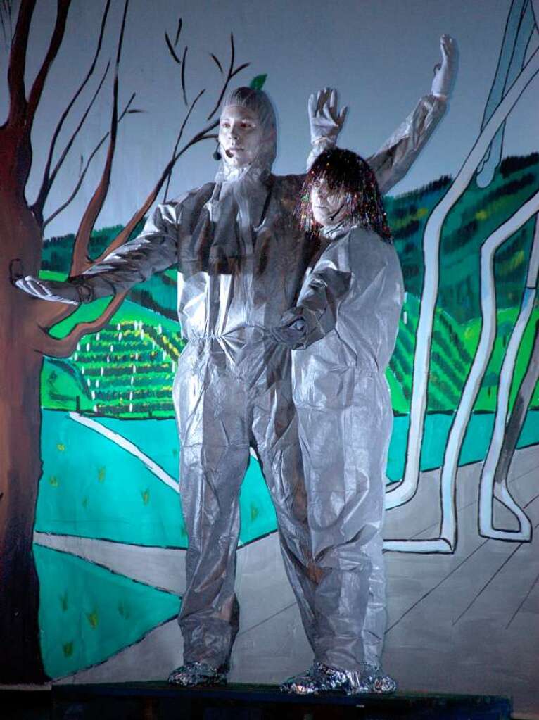 Kulturforum adé, scheiden tut weh. Die beiden Hälften der Borofsky-Statue hegen Trennungsgedanken. Kulturforum adé, scheiden tut weh. Die beiden Hälften der Borofsky-Statue hegen Trennungsgedanken.