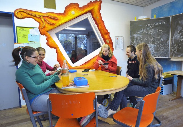 Kartenspielen in der Freiarbeit-Zeit an der Freien Schule Kapriole.   | Foto: Thomas Kunz