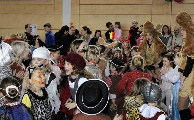 Ganz viele kleine Narren hatten am Son...tter-Halle zur Kinderfasnet gestrmt.   | Foto: Julia Fuchs