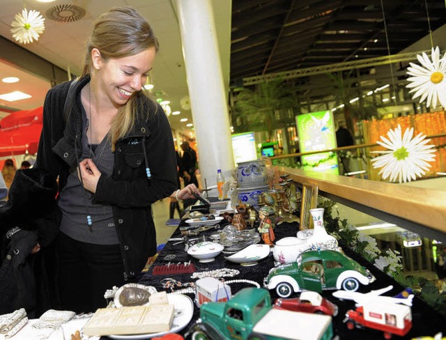 Besucherin Geraldine Chachuat erinnert...n auf Flohmrkten an eine Schatzsuche.  | Foto: Rita Eggstein