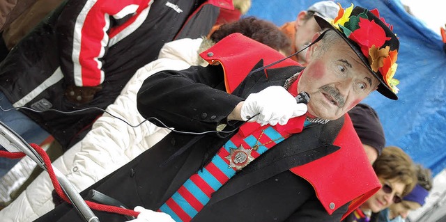 Um 11 Uhr wartet Narrenvater Herbert Hlderle beim Gallusturm auf die Kinder.   | Foto: Archivfoto: Hildegard Siebold