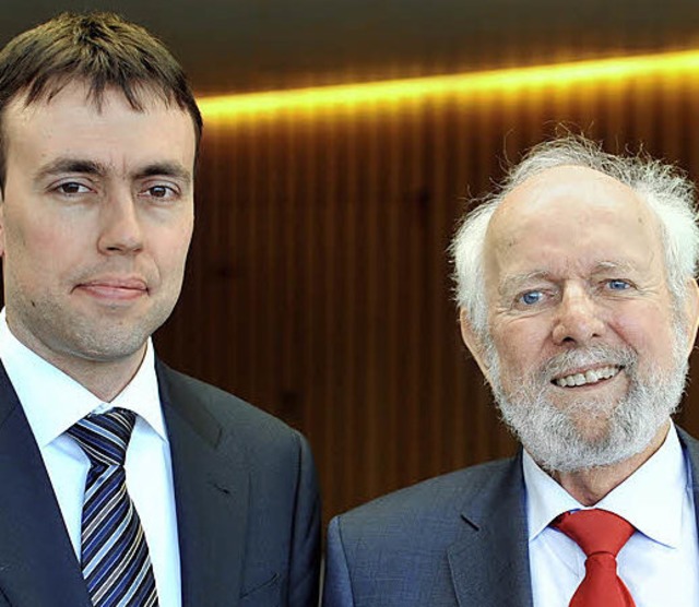 Nils Schmid (links) mit seinem Schatte...tminister Ernst Ulrich von Weizscker.  | Foto: dpa
