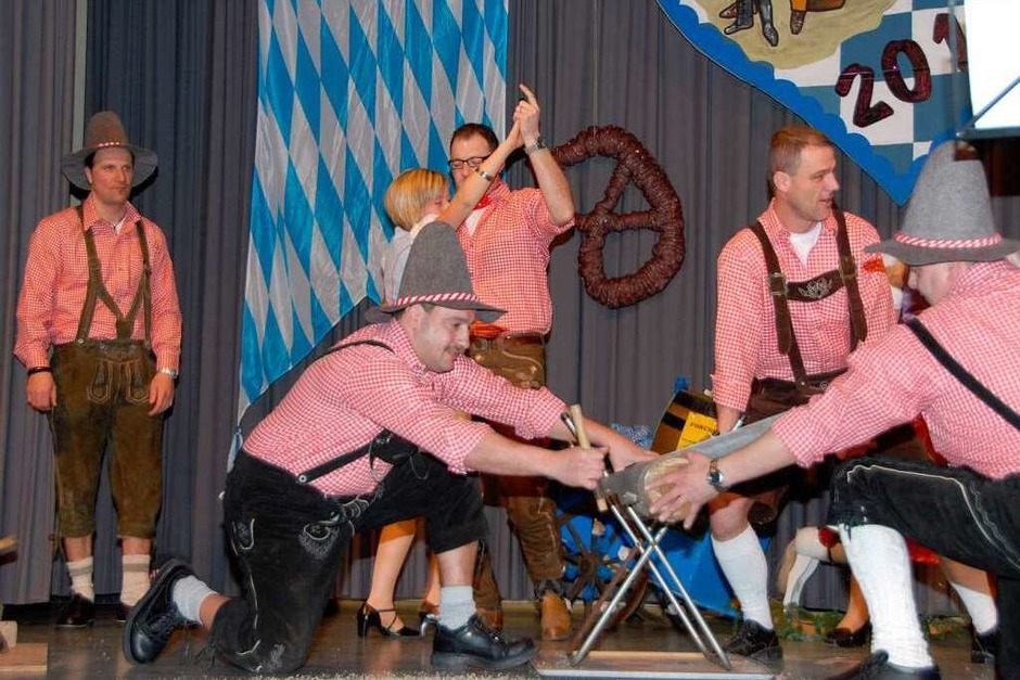 Die bayrischen Holzhackerbuben in Aktion. Ein Paar tanzt. (Foto: Roland Vitt) Die bayrischen Holzhackerbuben in Aktion. Ein Paar tanzt. (Foto: Roland Vitt)