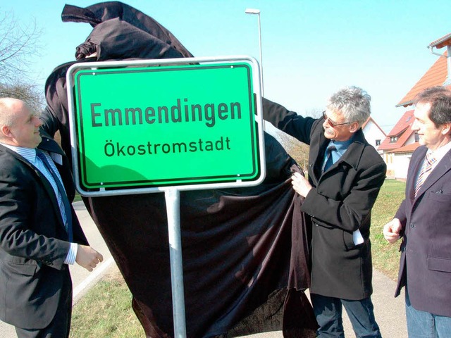 Oberbrgermeister Stefan Schlatterer u...ich Jung enthllen die kostrom-Tafel.  | Foto: Sylvia-Karina Jahn