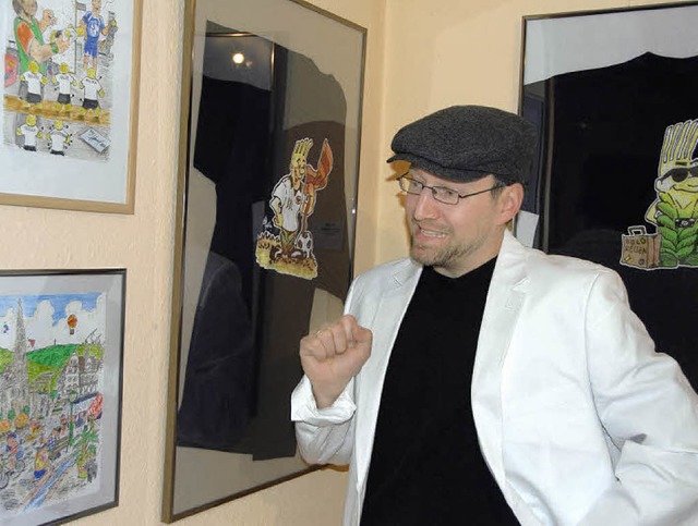 Harald Meyer erlutert in Leiselheim seine Fuball-Comics.   | Foto: R. Vitt