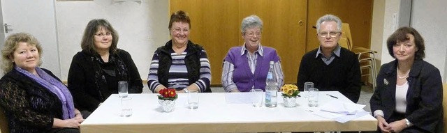 Gruppenbild mit Mann: Erika Linder, An...RK-Frauenvereins tlingen willkommen.   | Foto: Buck