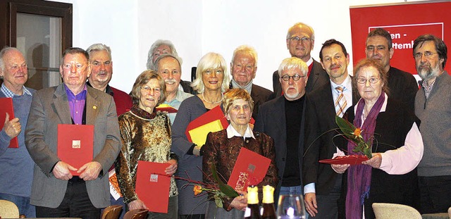 Langjhrige Mitglieder ehrten die sech...len Ortsvereine  der SPD im Breisgau.   | Foto: privat