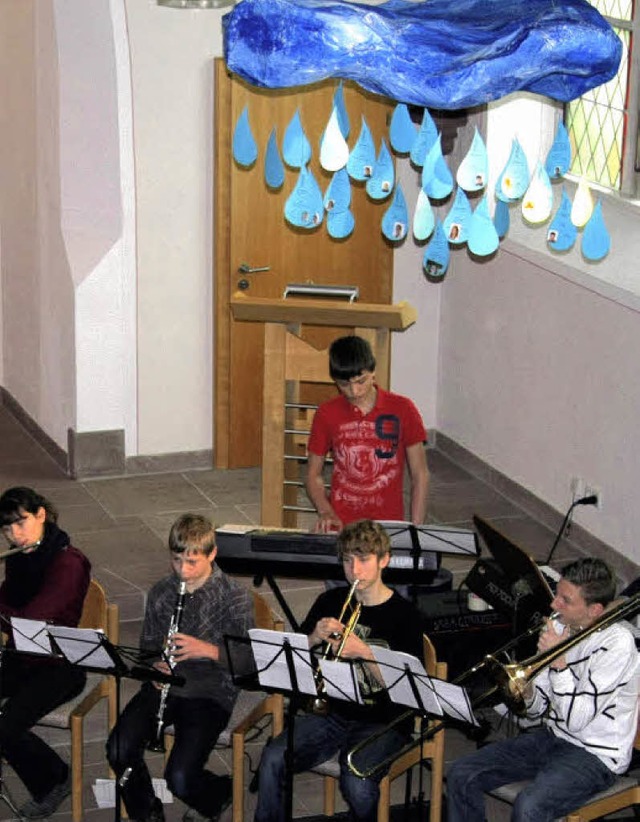 Musikgruppe unter lebensspendender Regenwolke   | Foto: Weber-Kroker