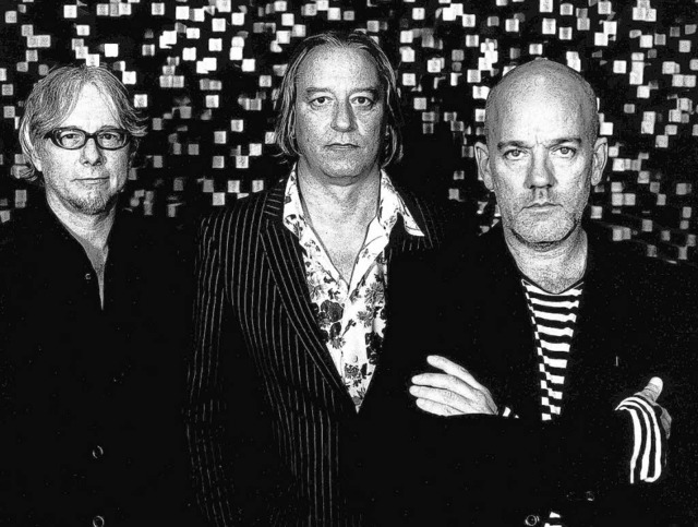 Seit 31 Jahren eine Band: Mike Mills, ...und Michael Stipe (v. l.) sind R.E.M.   | Foto: Anton Corbijn