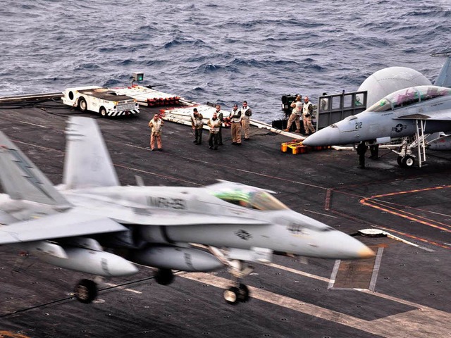 Kampfjets auf dem US-Flugzeugtrger US...usgeschlossen erscheint es aber nicht.  | Foto: dpa