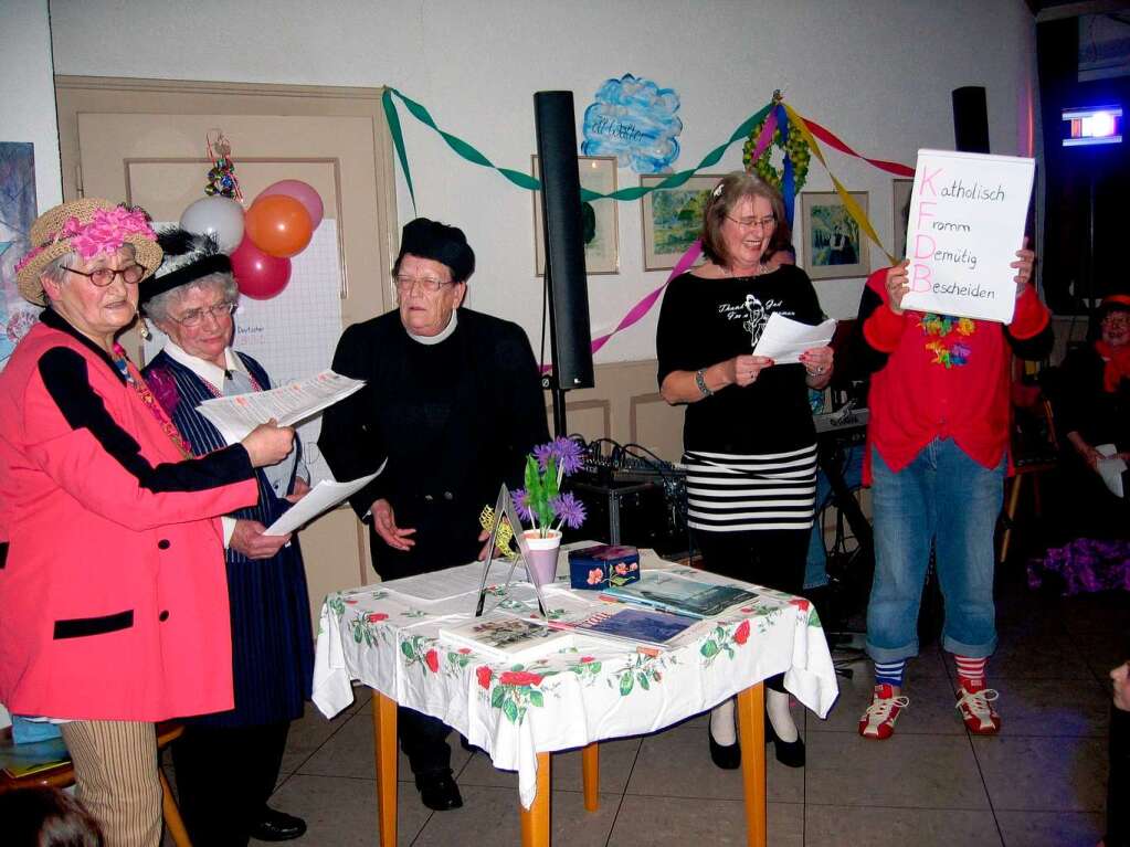 KDFB - Katholisch-Demtig-Fromm-Bescheiden - der Herr Pfarrer konnte nur begeistert sein ( von links Gertrud Schneider, Elisabeth Zipfel, Anni Rieger, Rita Dries und Renate Brklin.