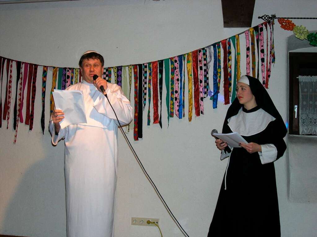 Hecklinger Frauenfasnet: Papst "James" (Joachim Rderer) mit Nonne "Theresa" (Theresa Seng)