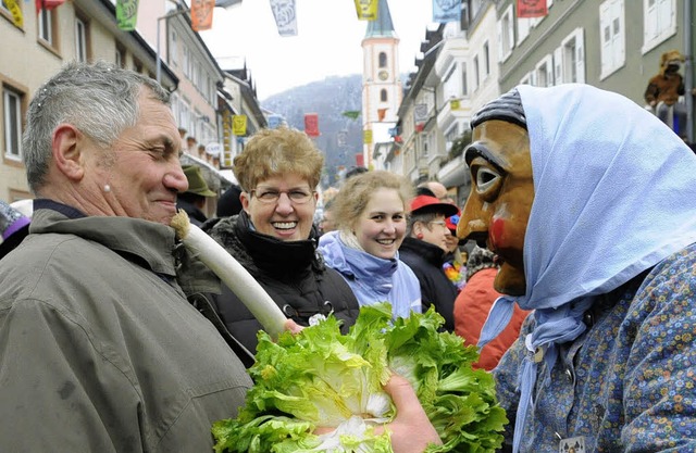 Vitamine gefllig? Am Sonntag und Montag ziehen die Narren durch Zell.    | Foto: Robert Bergmann