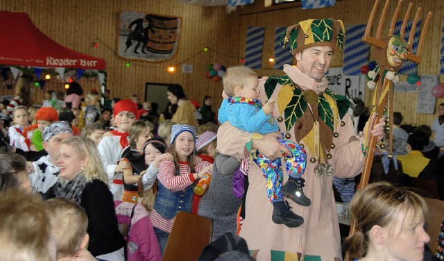 Polonaise mit dem Nachwuchs: Narrenvog...ger bei der Forchheimer Kinderfasnet.   | Foto: Roland Vitt