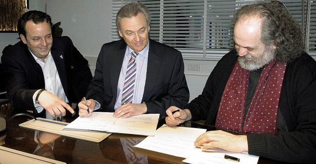 Unterzeichnen den Kooperationsvertrag ...k und Karl-Heinz Debacher (von links)   | Foto: EP