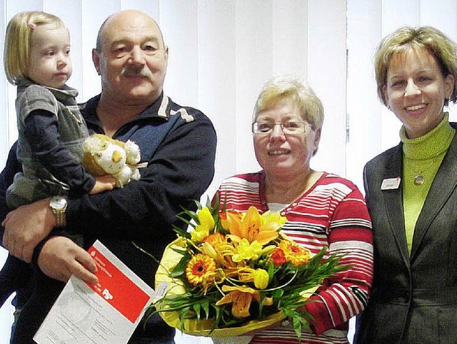 Den Hauptgewinn haben Annette und Gern...elle Kippenheim, berreicht bekommen.   | Foto: sparkasse