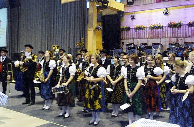 Heuweilers Trachtenkapelle bei Andy Borgs &#8222;Musikantenstadl&#8220;   | Foto: Verein