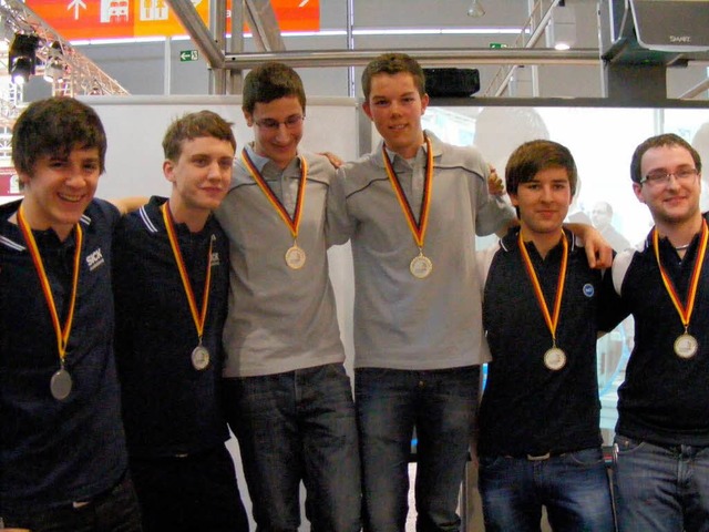 Die besten drei Teams auf dem Podium. Links das Azubi-Duo der Sick AG  | Foto: privat