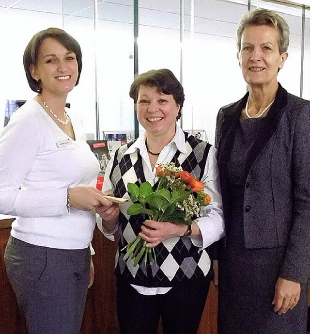 Dank an Uta Dreyer (Mitte). Links ihre...eichsdirektorin Brigitte Kopf-Priebe.   | Foto: sparkasse