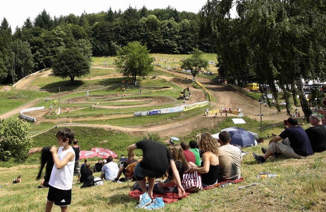 Wo die Zuschauer sitzen, sollen von 2012 an die Crosser ihre Runden drehen.  | Foto: Peter Aukthun (A)