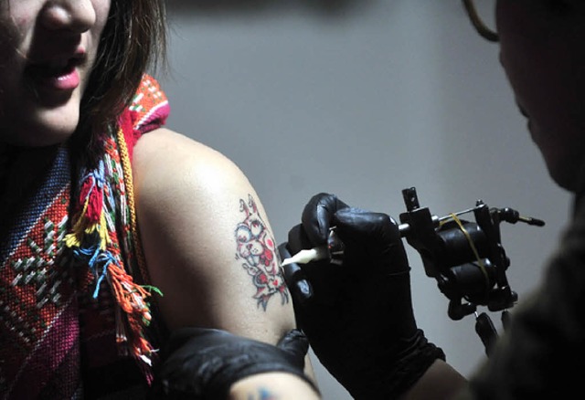 Kunst, die unter die Haut geht: bei der Tattoo-World   | Foto: dpa