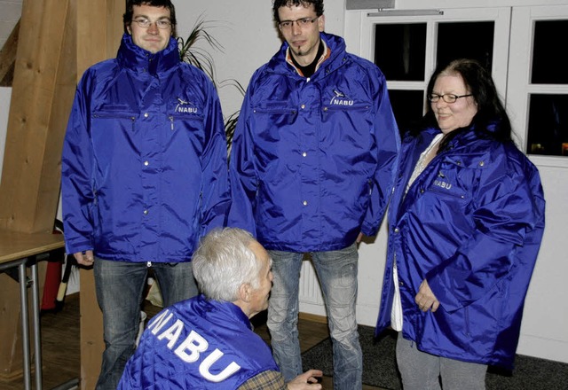 Zum 20-jhrigen Bestehen der NABU-Orts...g wurden die neuen Jacken prsentiert.  | Foto: Chris Seifried